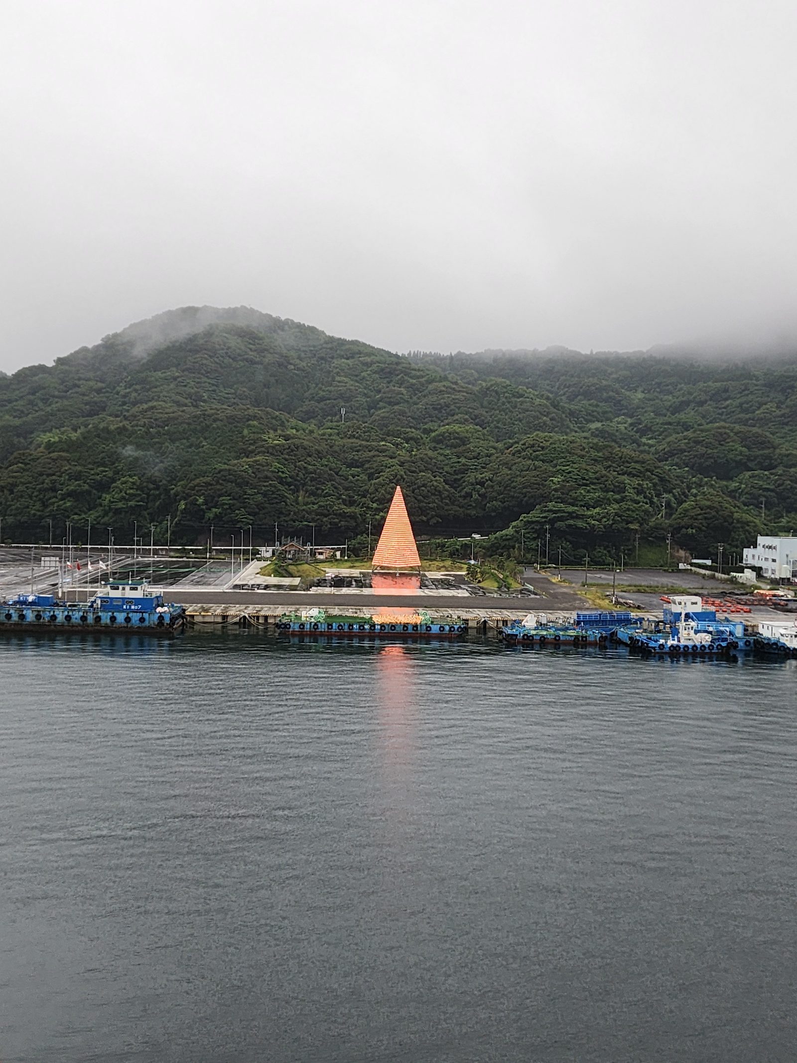사세보 물가의 작은 배와 주황색 지붕, 낮은 산