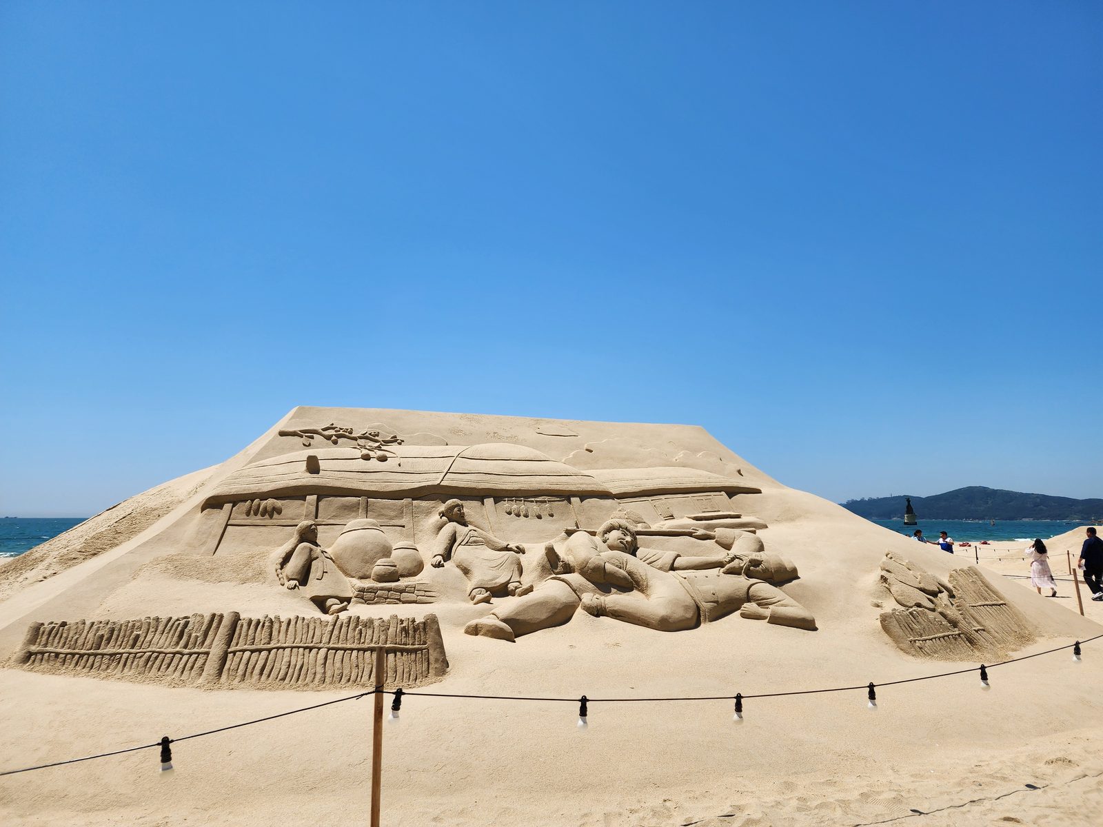 해운대 백사장에 전시된 모래축제 조각의 세부 모습