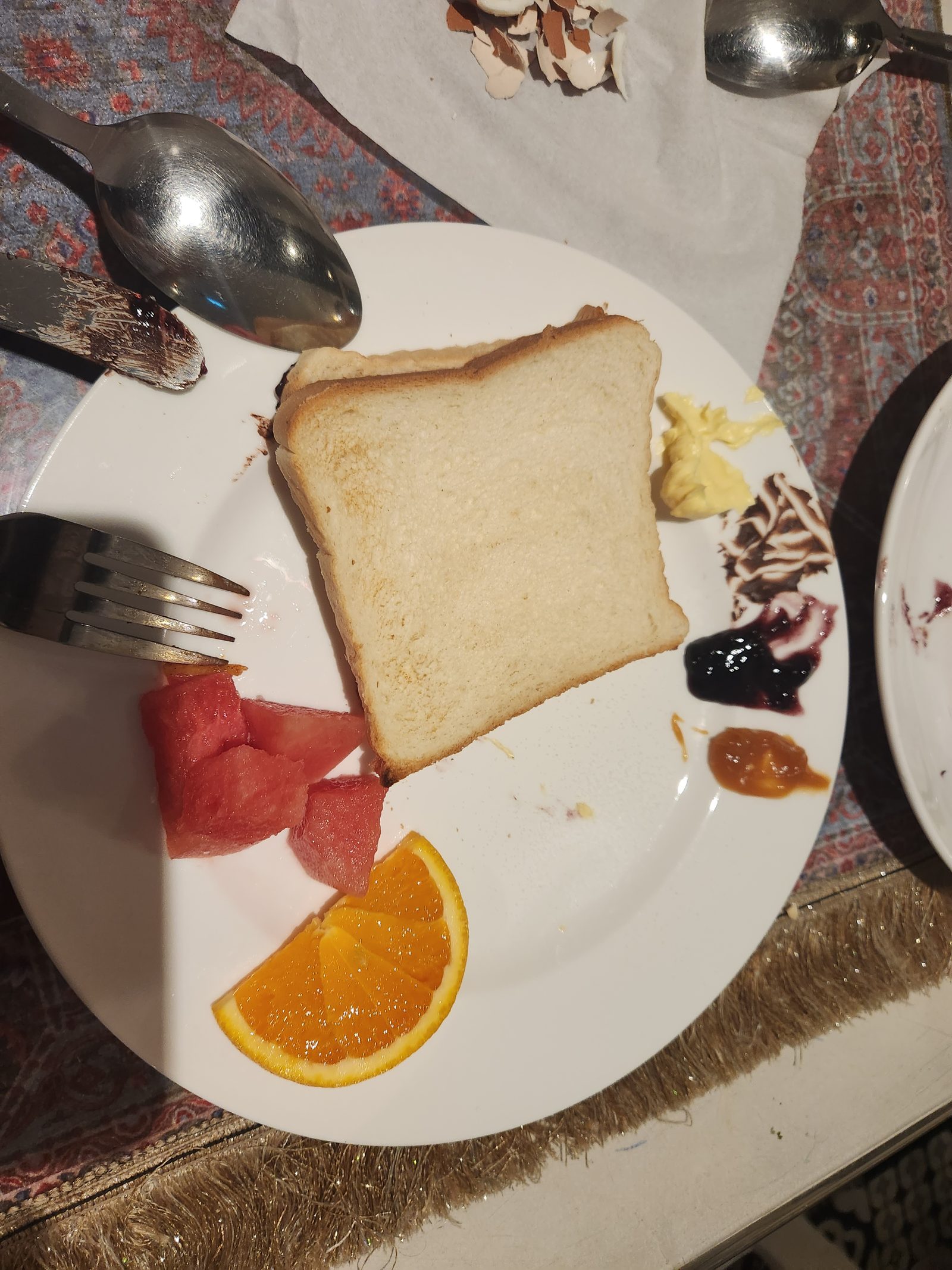 빵과 과일을 담은 아침 접시
