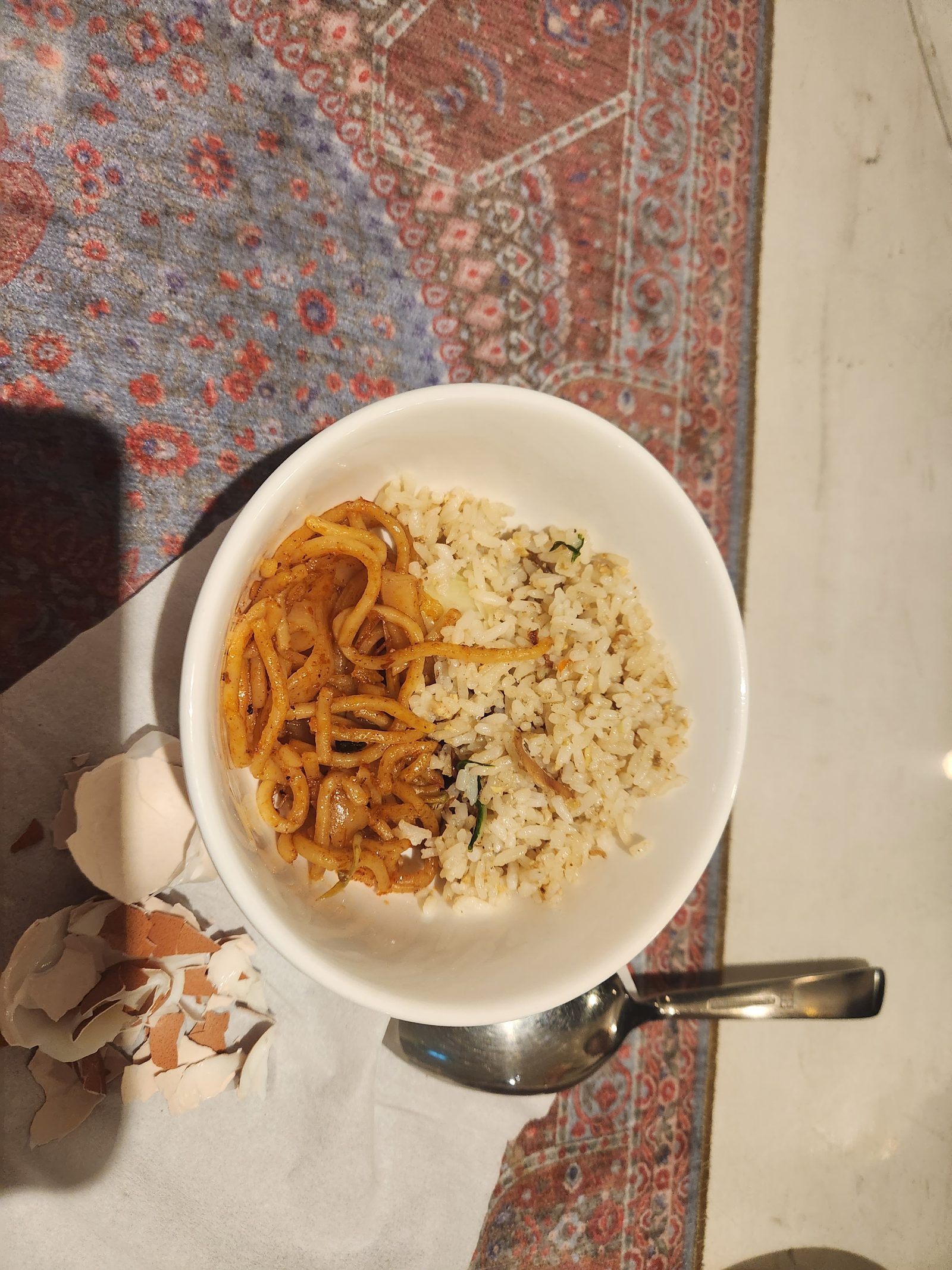 아침 식탁에 담은 밥과 볶음면