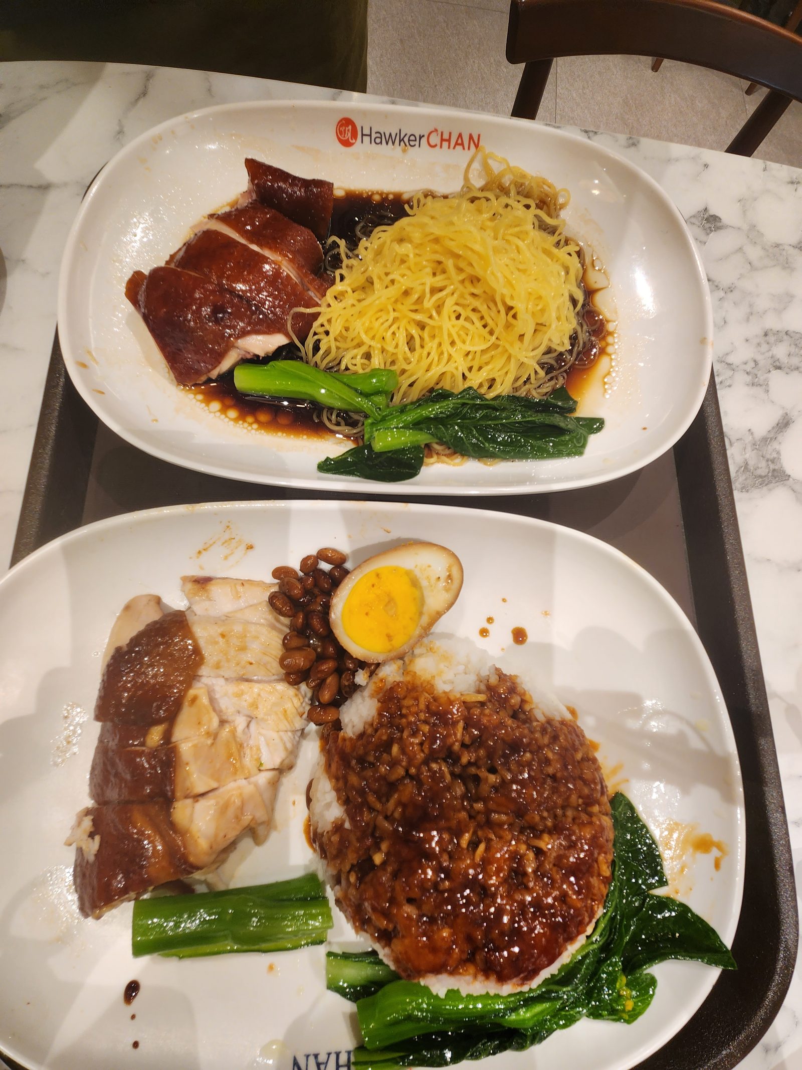 Hawker Chan의 닭고기 밥과 닭고기 면 두 접시