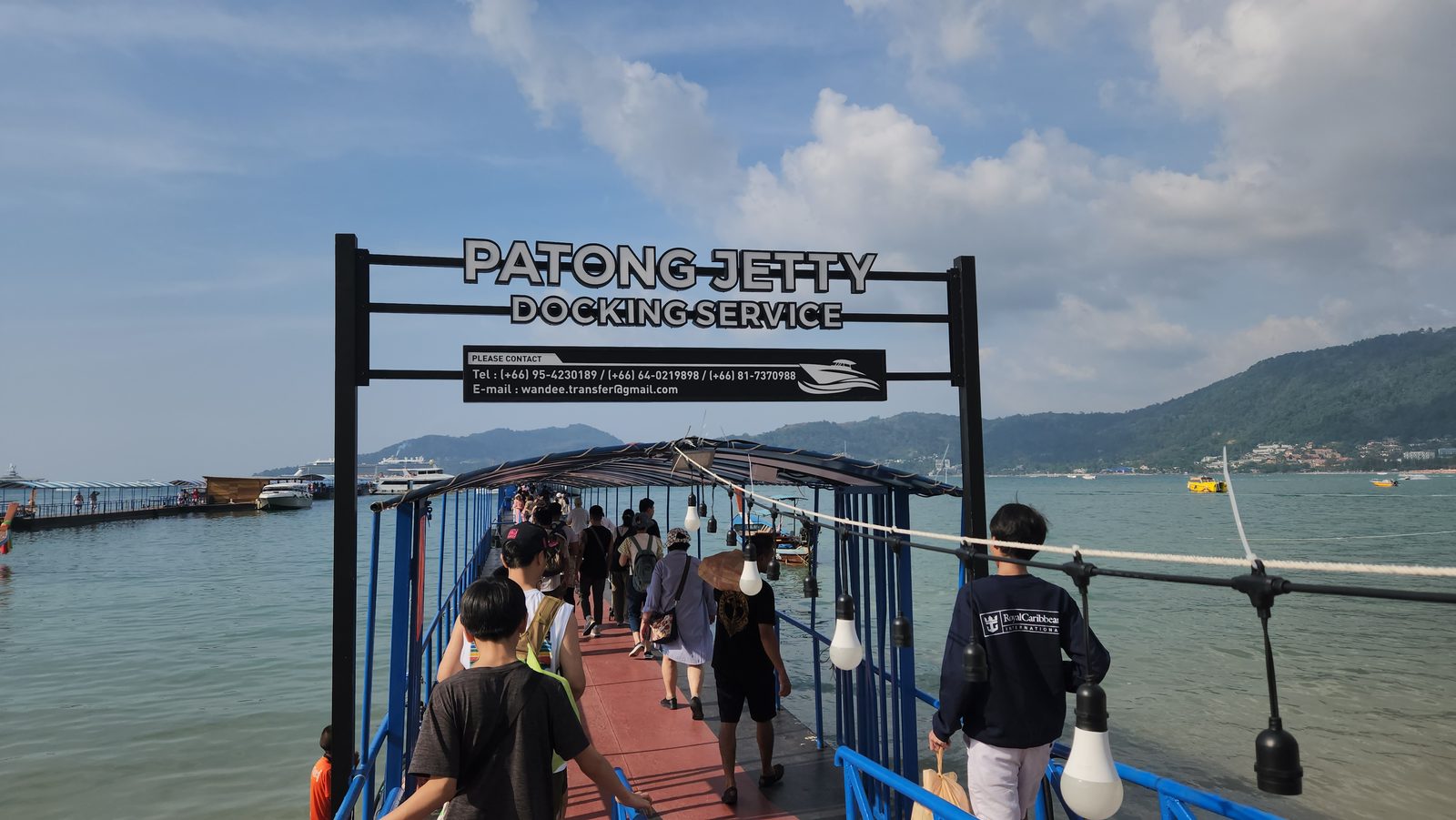 PATONG JETTY 표지가 걸린 파통 선착장 입구