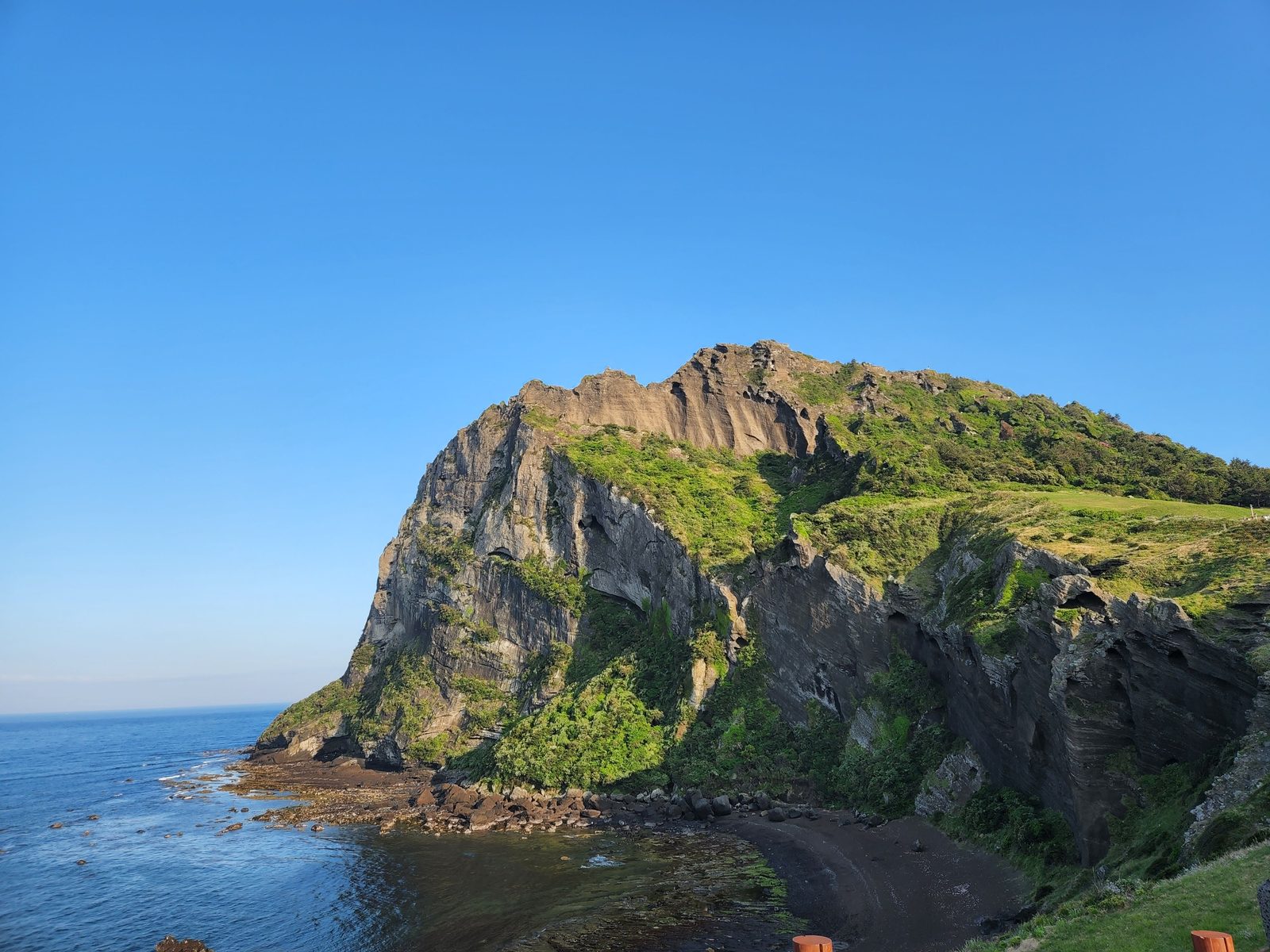 성산일출봉의 바위벽과 바다