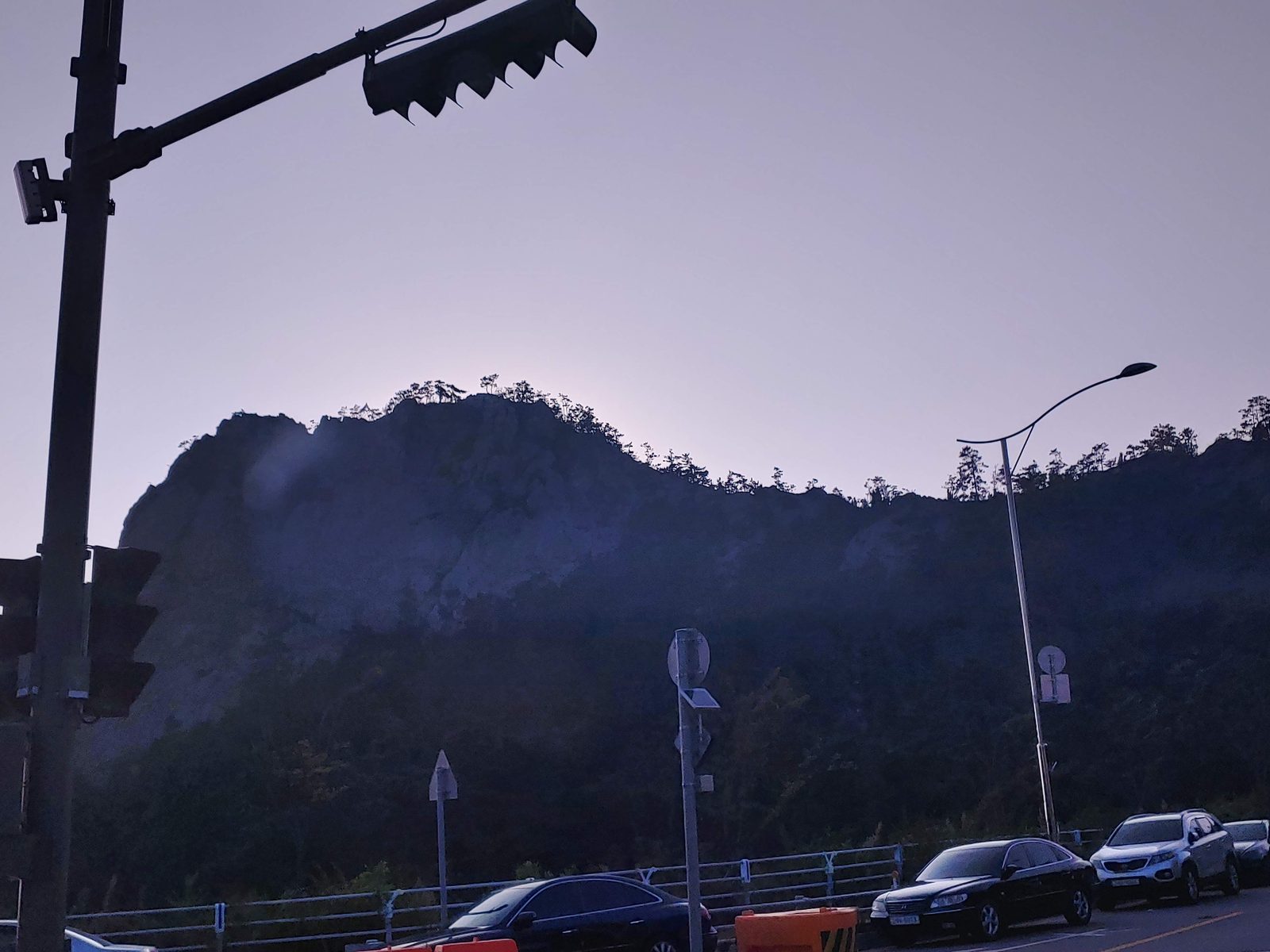 선유도 교차로 뒤로 어두워지기 시작한 바위산
