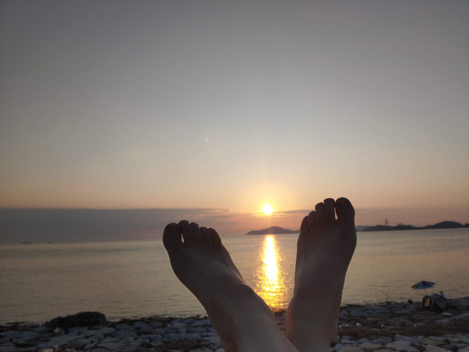 발끝 너머로 보이는 새만금 바다의 해넘이