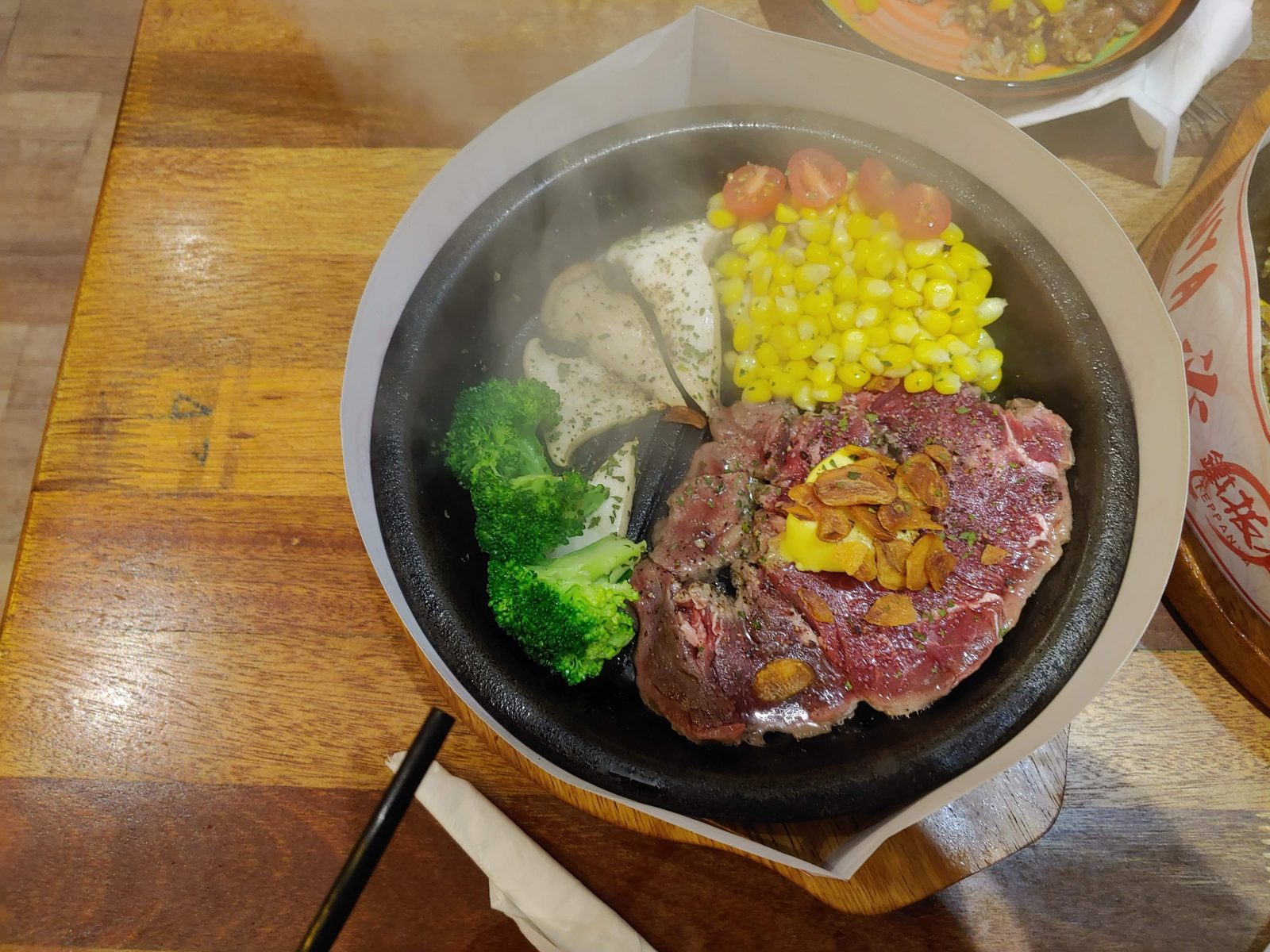 테판야 식탁에 놓인 고기와 채소 철판 요리
