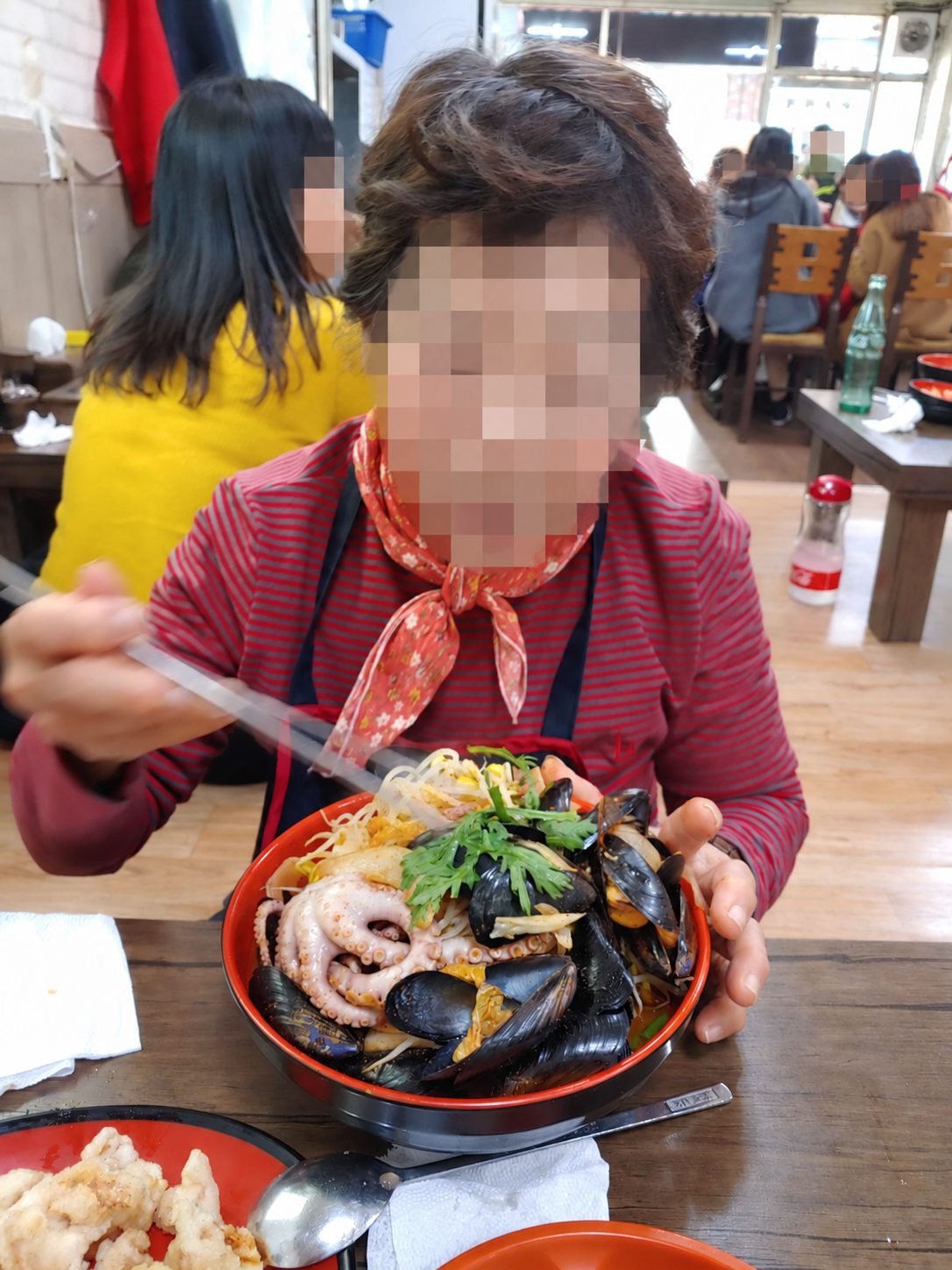 얼굴을 가린 일행과 해물이 가득한 짬뽕 그릇