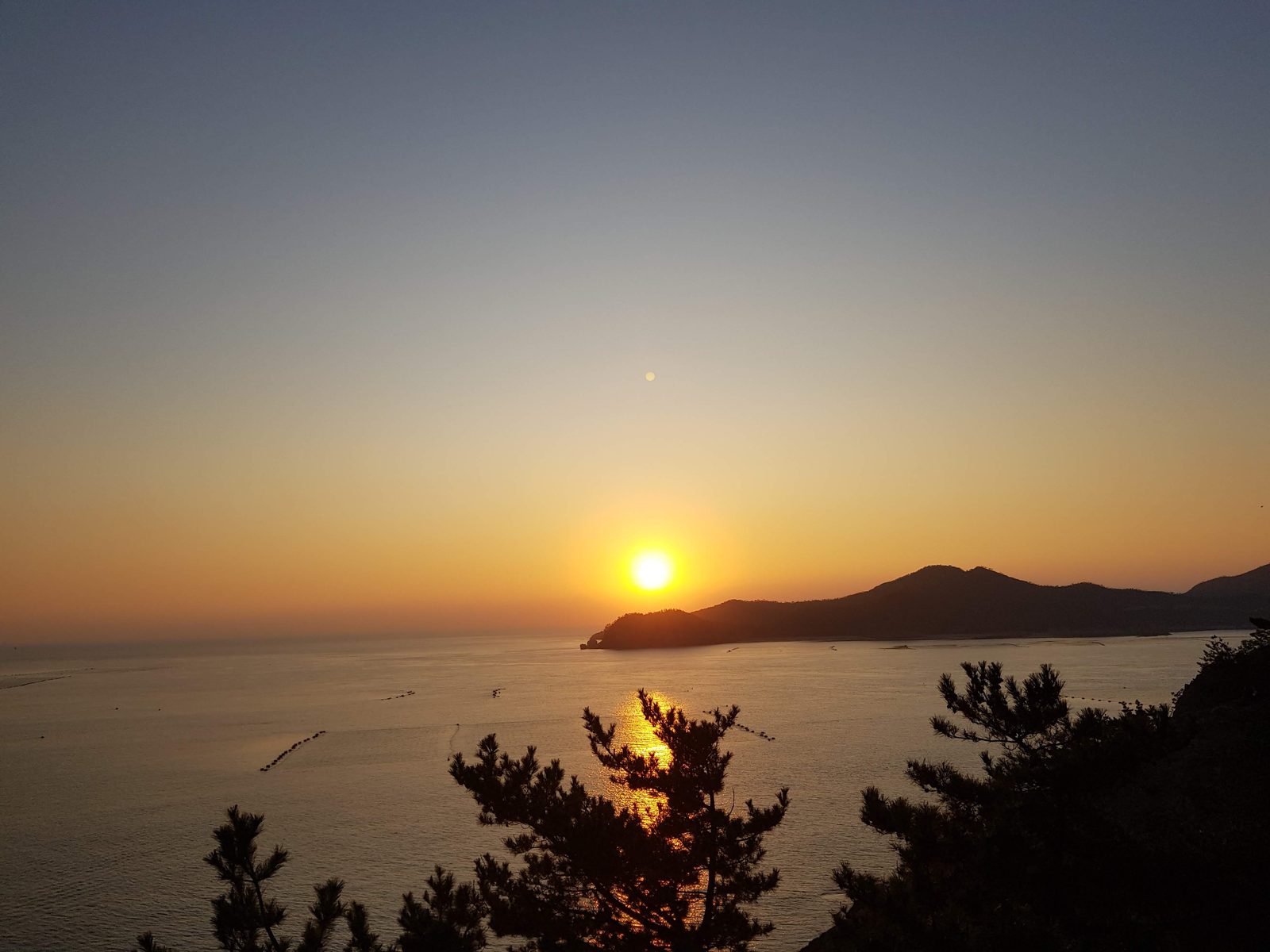 해 질 무렵 장자도 앞바다의 섬과 수평선