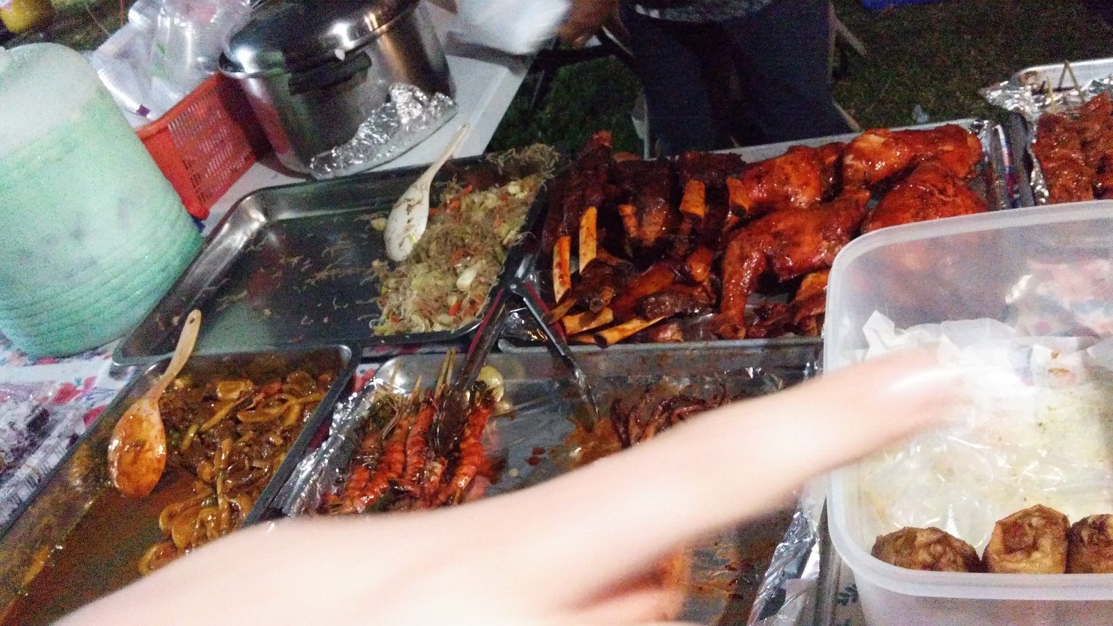 가라판 목요 야시장의 구이와 볶음 요리
