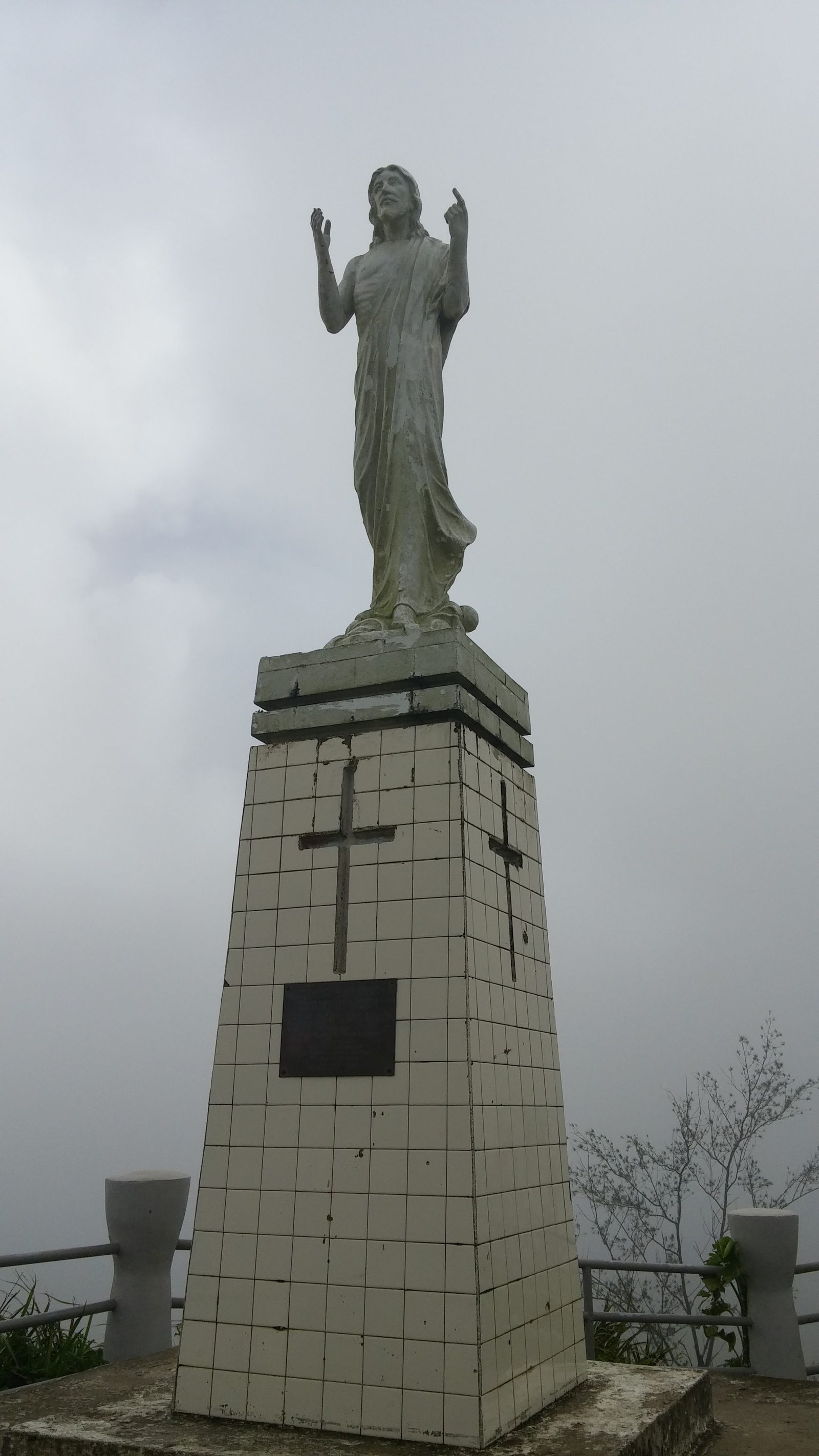 타포차우산 정상 부근 조형물