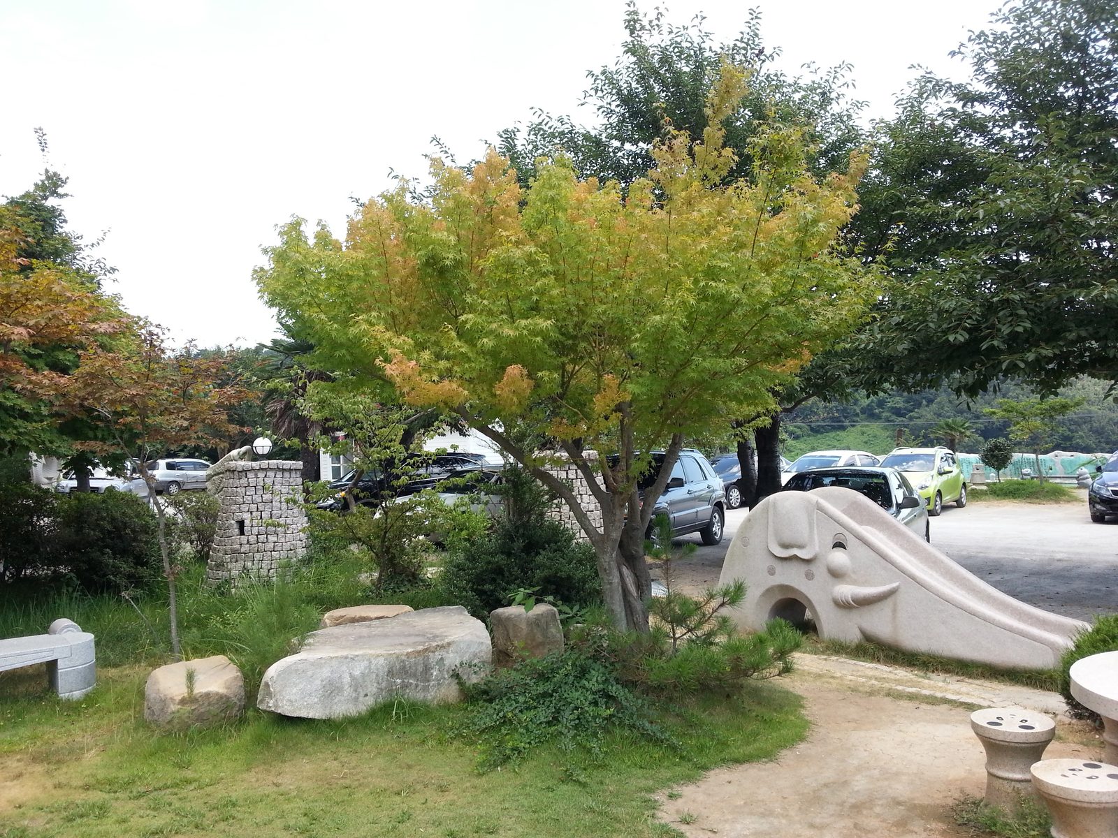 해오름예술촌 주변의 나무와 정원