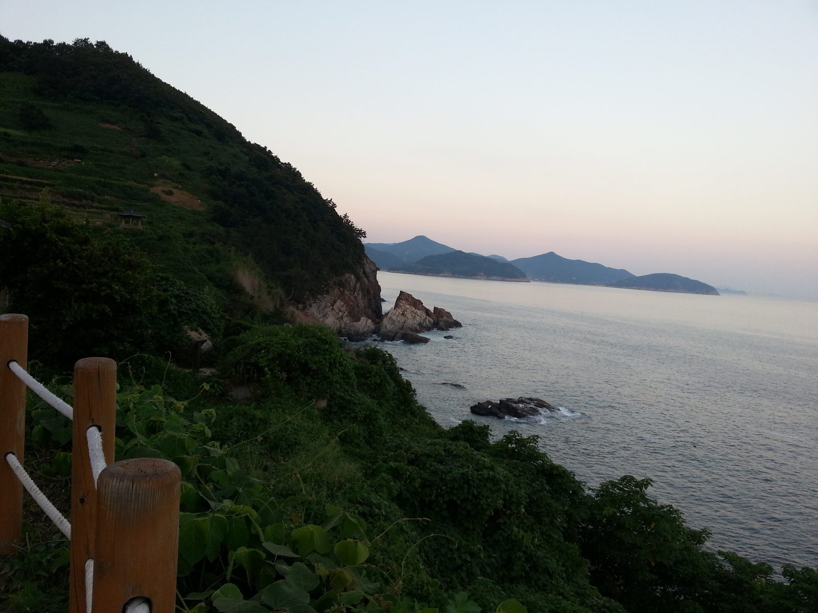 저녁빛의 다랭이마을 해안과 멀리 보이는 섬