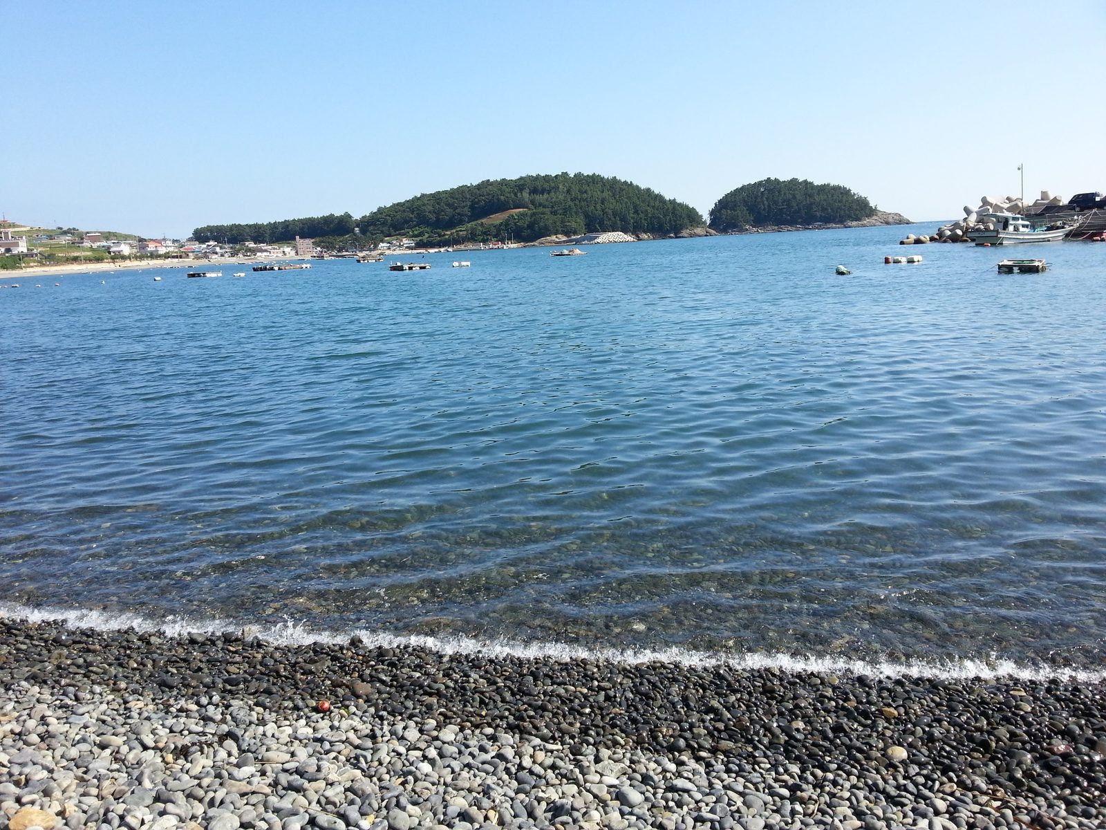 몽돌 해변에서 바라본 남해 바다