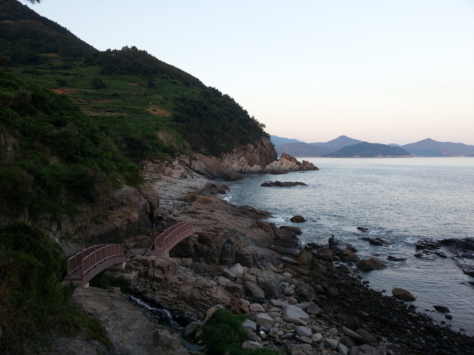 남해 다랭이마을 아래 바위 해안