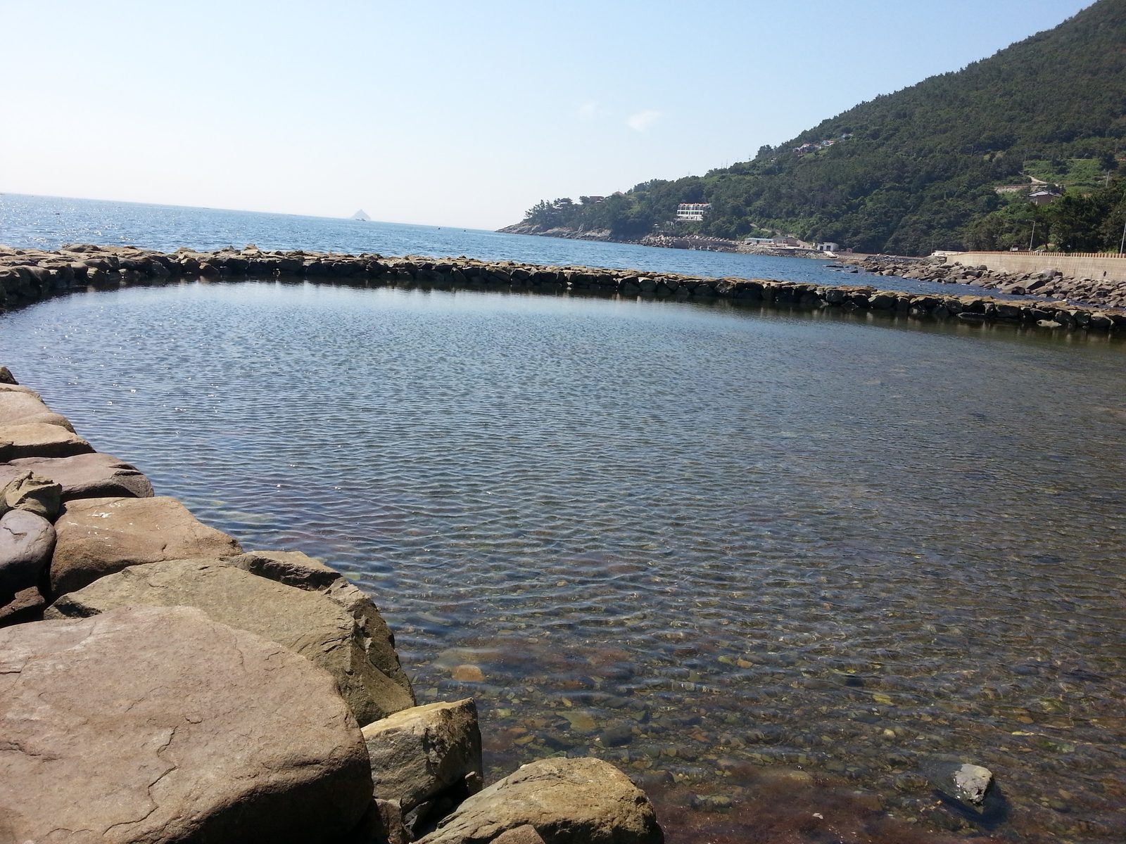 반원으로 쌓은 남해 석방렴 돌담