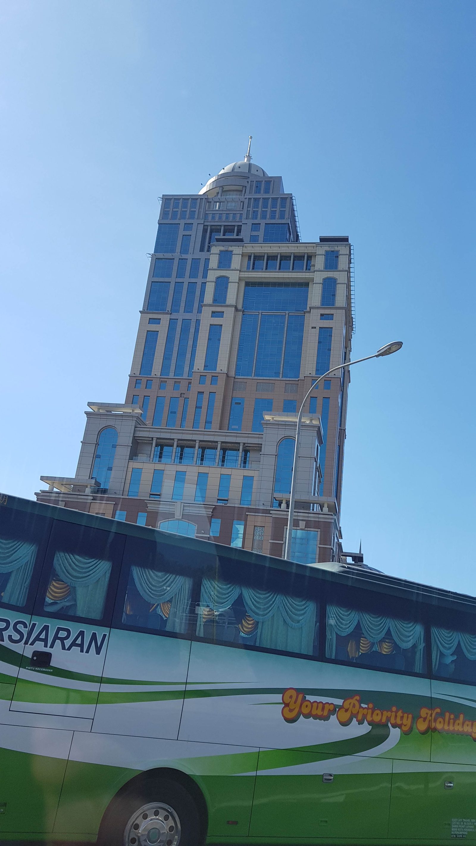 코타키나발루 시내의 관광버스와 건물