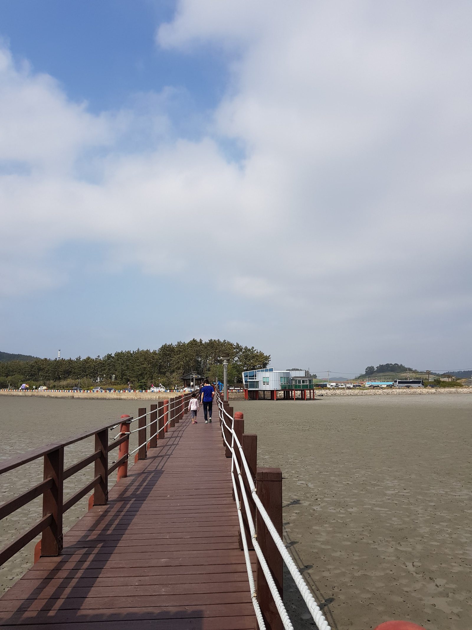 갯벌 위로 길게 뻗은 짱뚱어다리 나무 데크