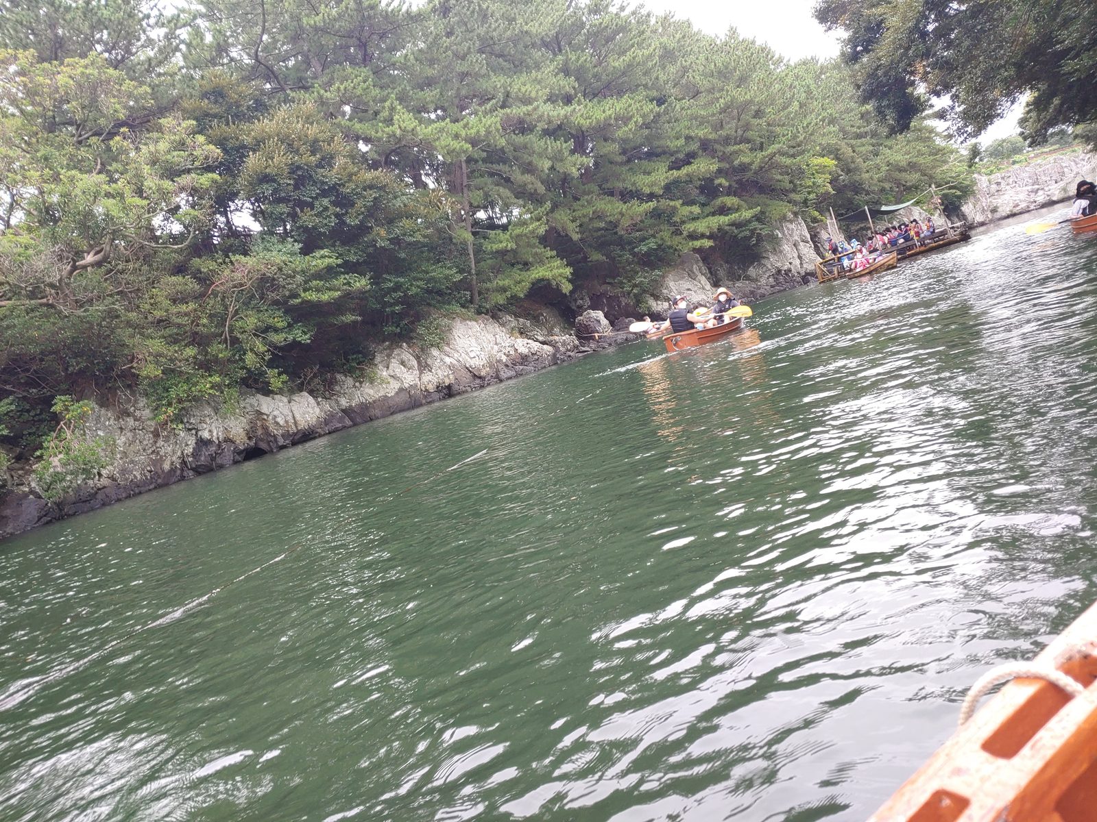 배에서 바라본 쇠소깍 절벽과 수면