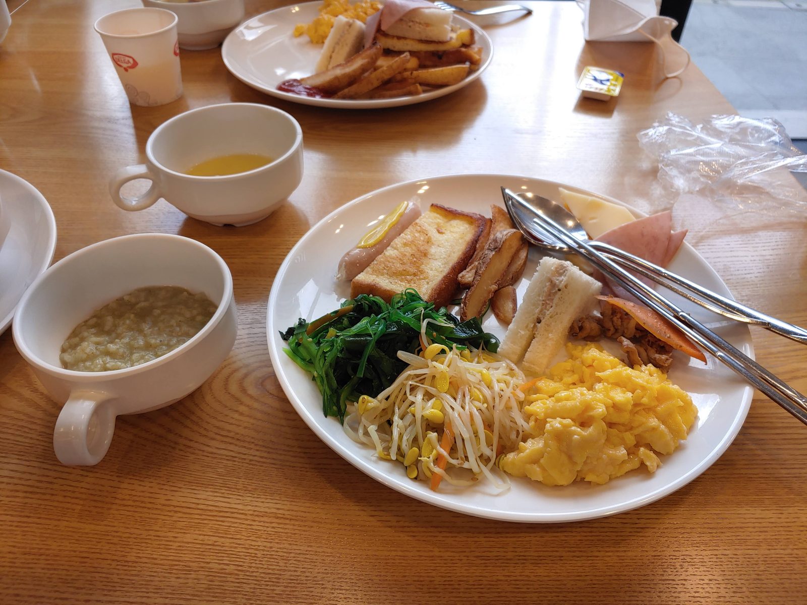 서귀포 아침 식탁의 달걀과 채소, 빵