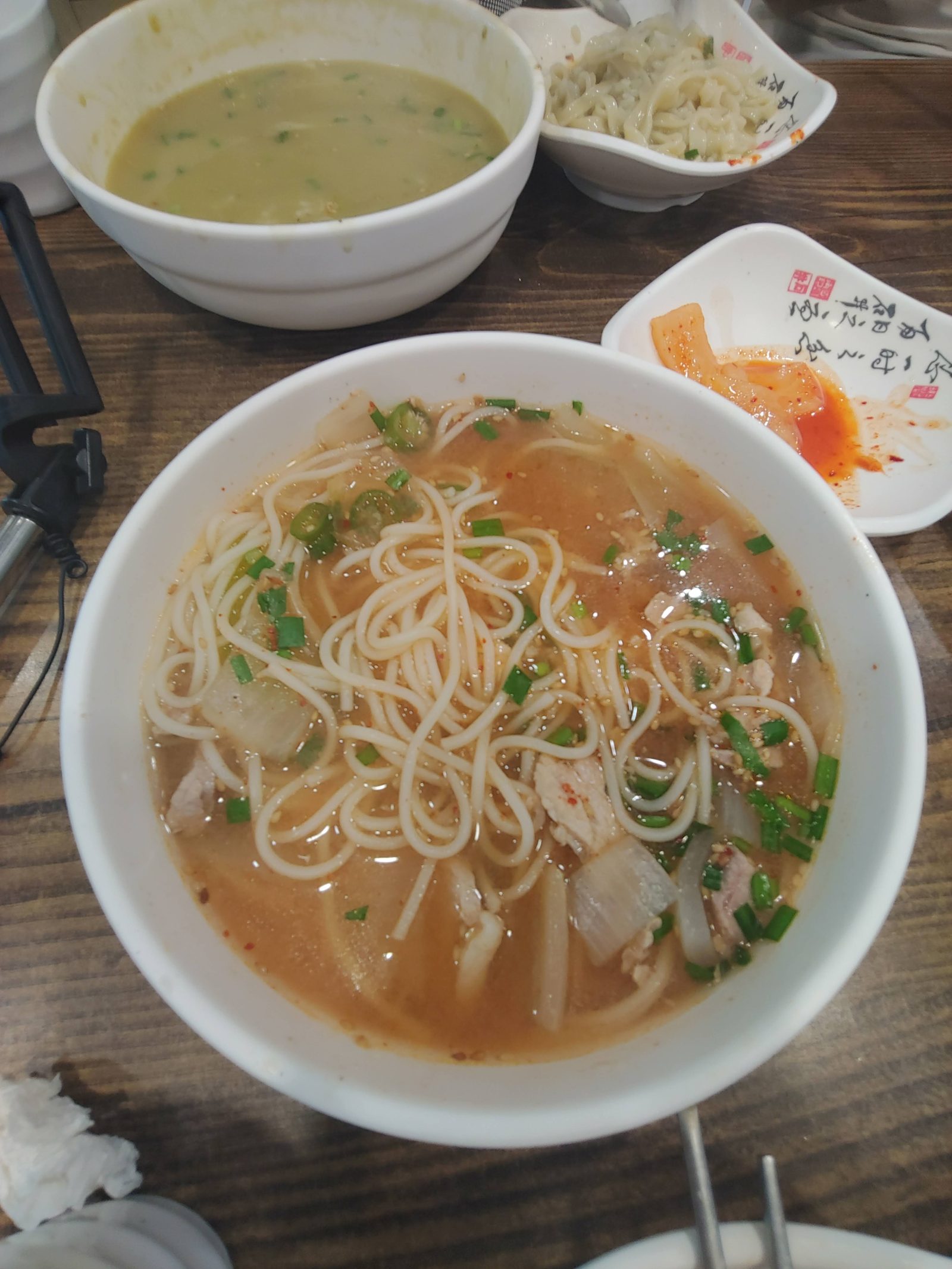 점심 식탁의 따뜻한 국수 한 그릇