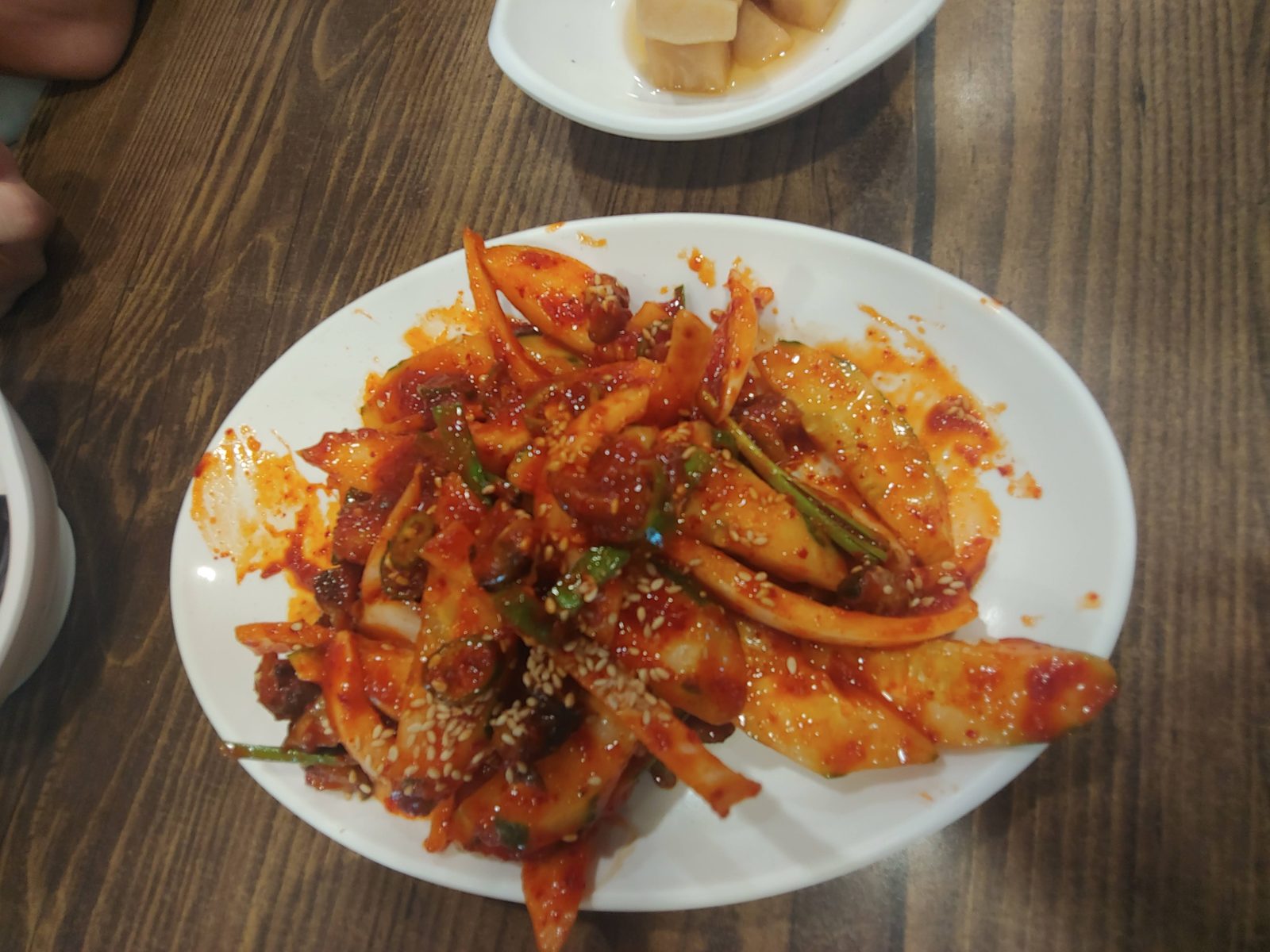 표선 부근에서 먹은 붉은 양념의 점심 음식