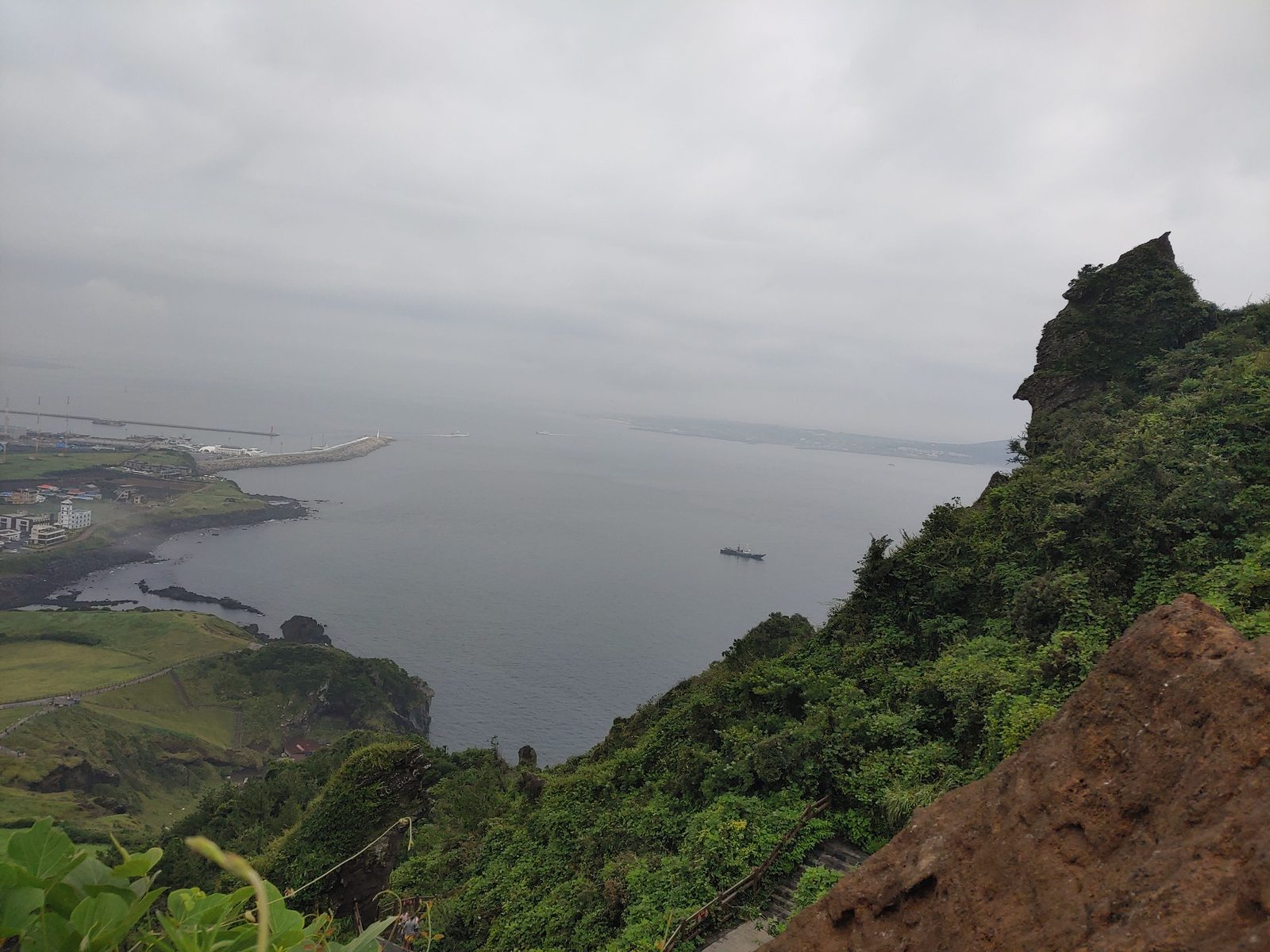 성산일출봉 중턱에서 본 절벽과 바다