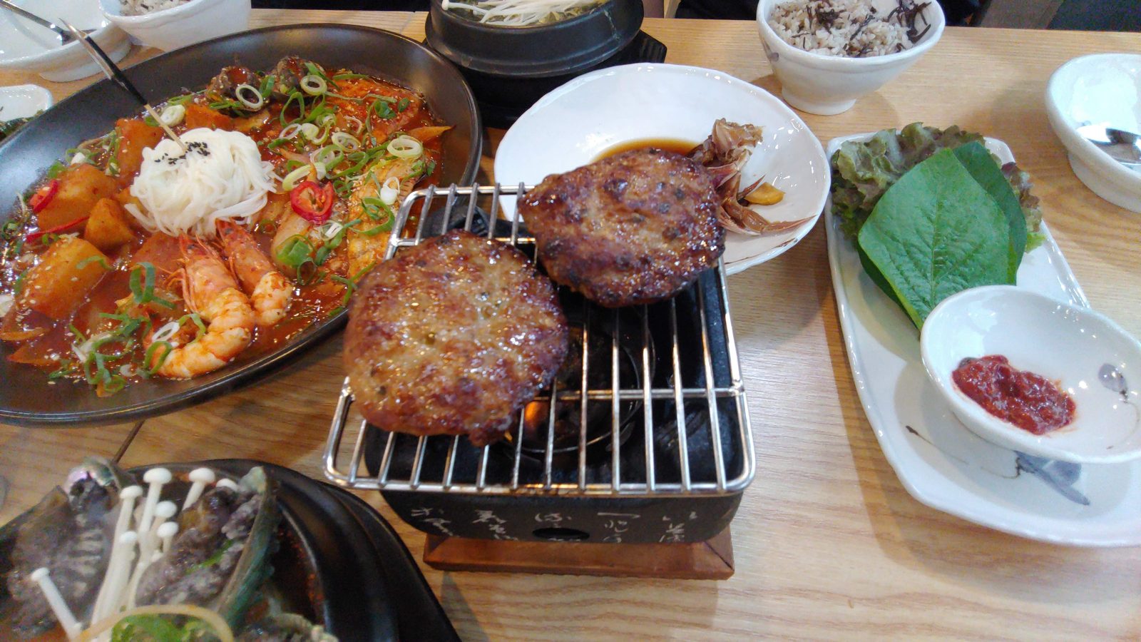 저녁 식탁에서 구워지는 음식과 해산물 요리