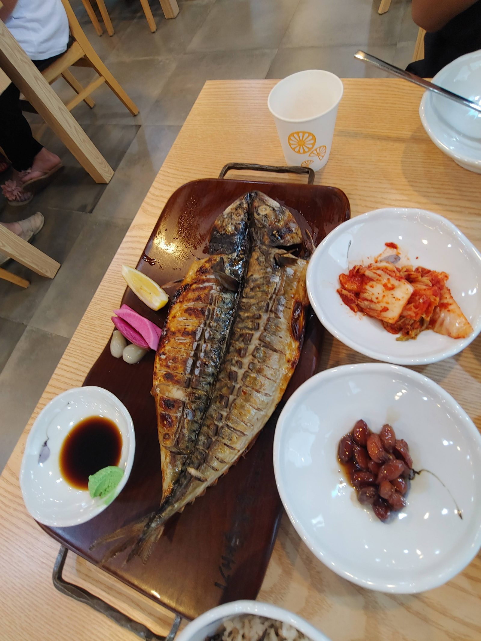 길게 놓인 구운 생선과 저녁 반찬