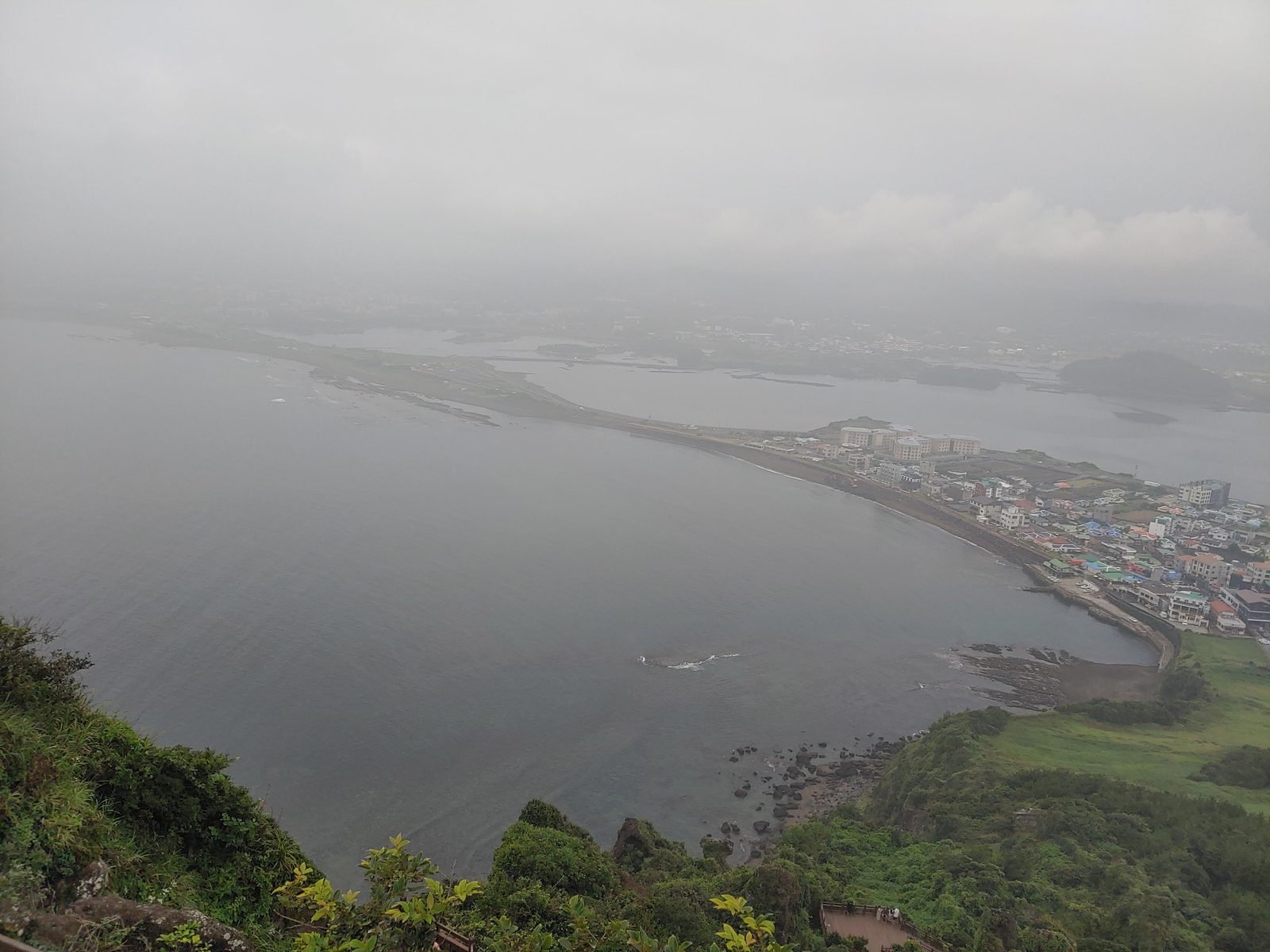 성산일출봉에서 내려다본 넓은 만